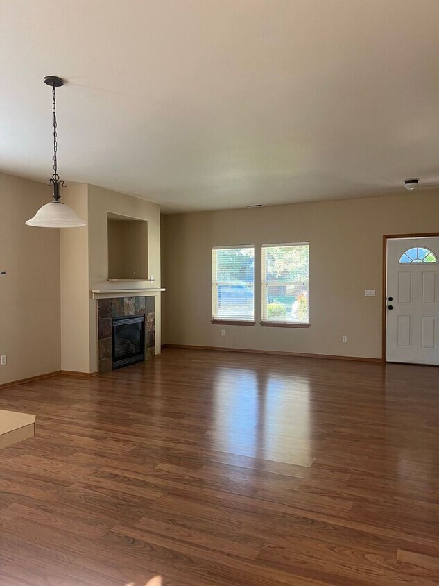 Building Photo - Charming Single Level Home!