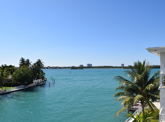 Building Photo - 10250 W Bay Harbor Dr