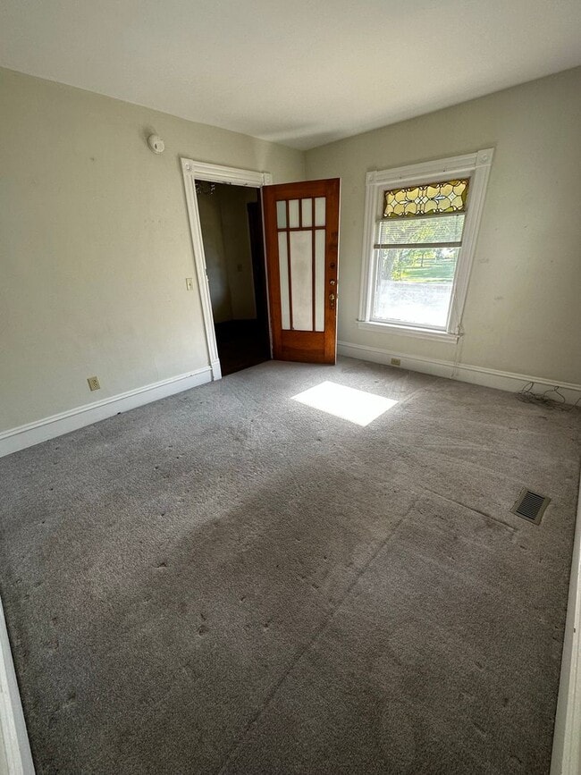 Building Photo - Newly Renovated 5 bedroom - Available June...