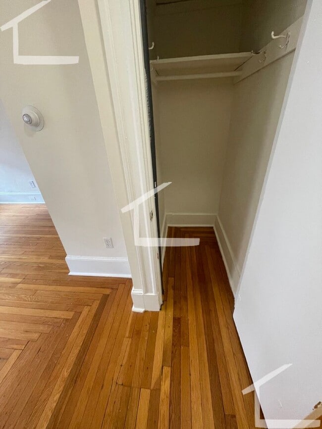 Foto del edificio - Large Studio Available 6/1/26