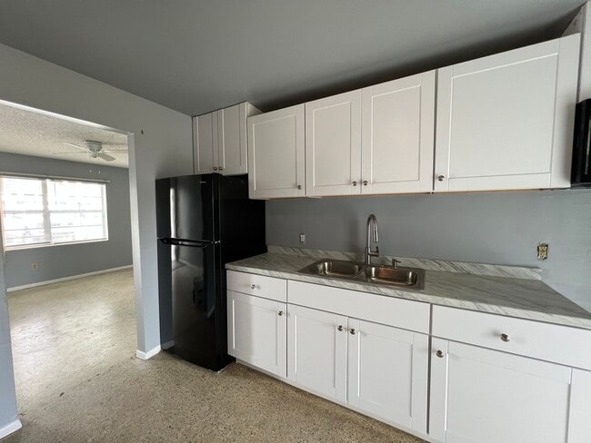 Building Photo - 2/1 Duplex