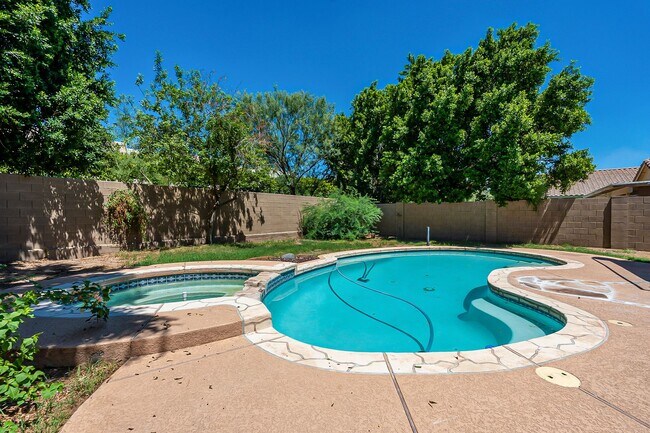 Building Photo - POOL! 3 Beds PLUS Den and HUGE Loft!
