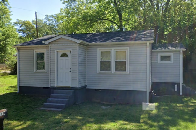 Charming Cottage Living in Greenville! - Charming Cottage Living in Greenville! House
