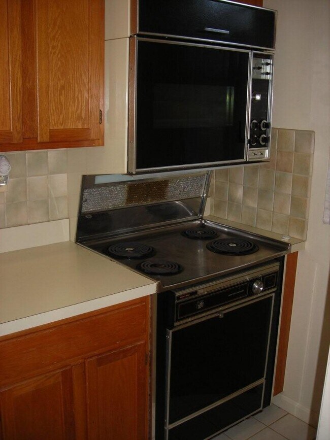 Kitchen Stove - 1745 N Troy St