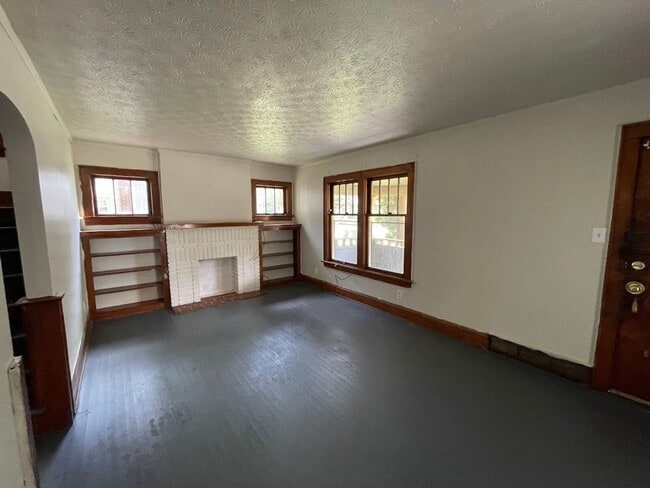 Building Photo - Four bedroom one bathroom home for rent