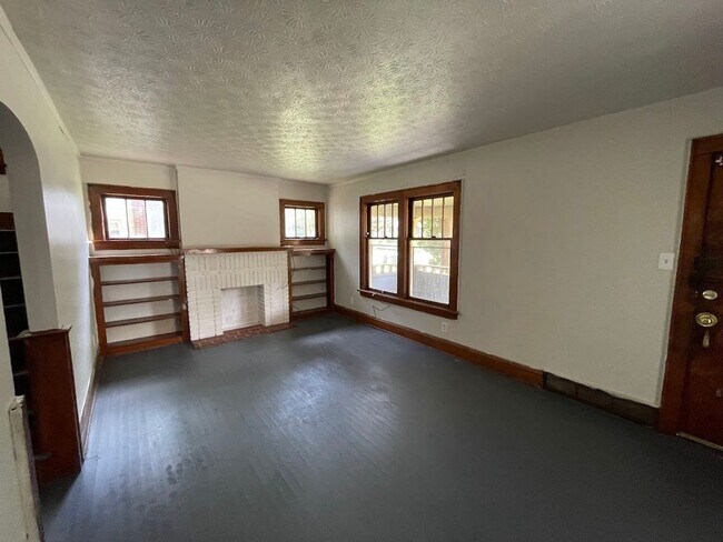Foto del edificio - Four bedroom one bathroom home for rent