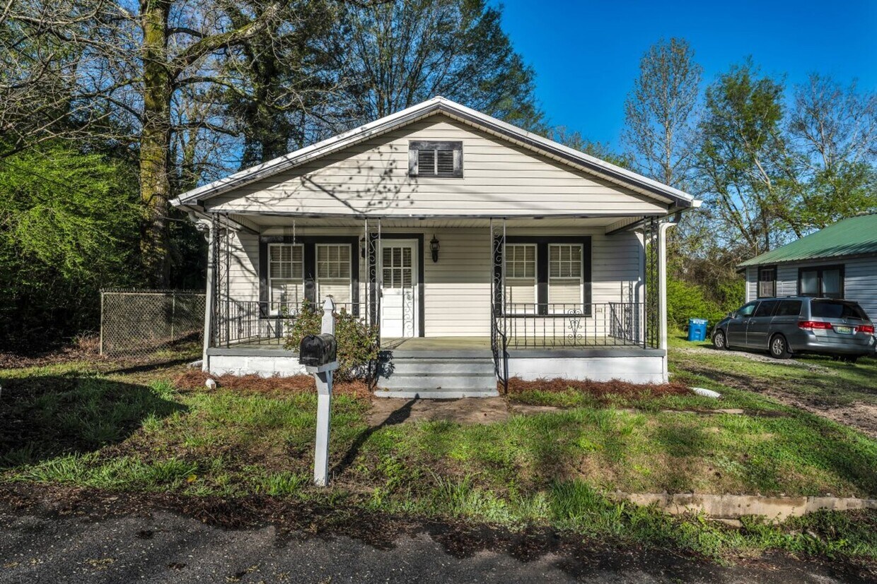 Foto principal - Charming Renovated 2BR Home – Full of Char...
