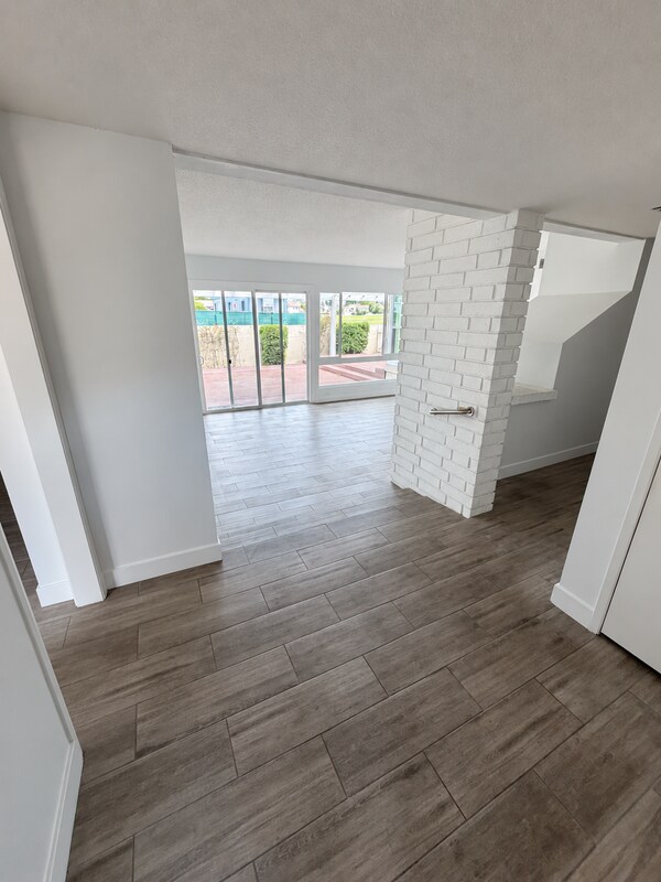 Building Photo - 10 Cove
