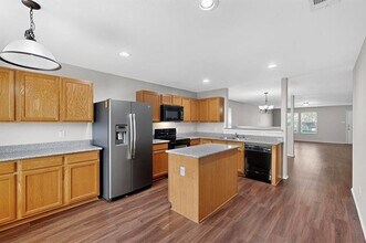 Building Photo - 708 Lark Dr