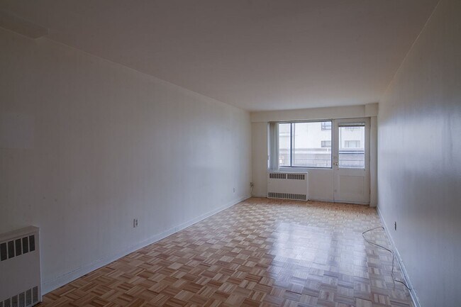 Building Photo - 3460 Rue Durocher