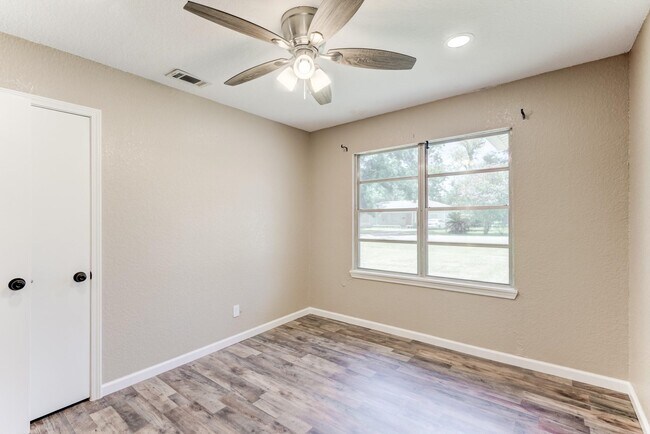 Building Photo - 305 Yaupon St