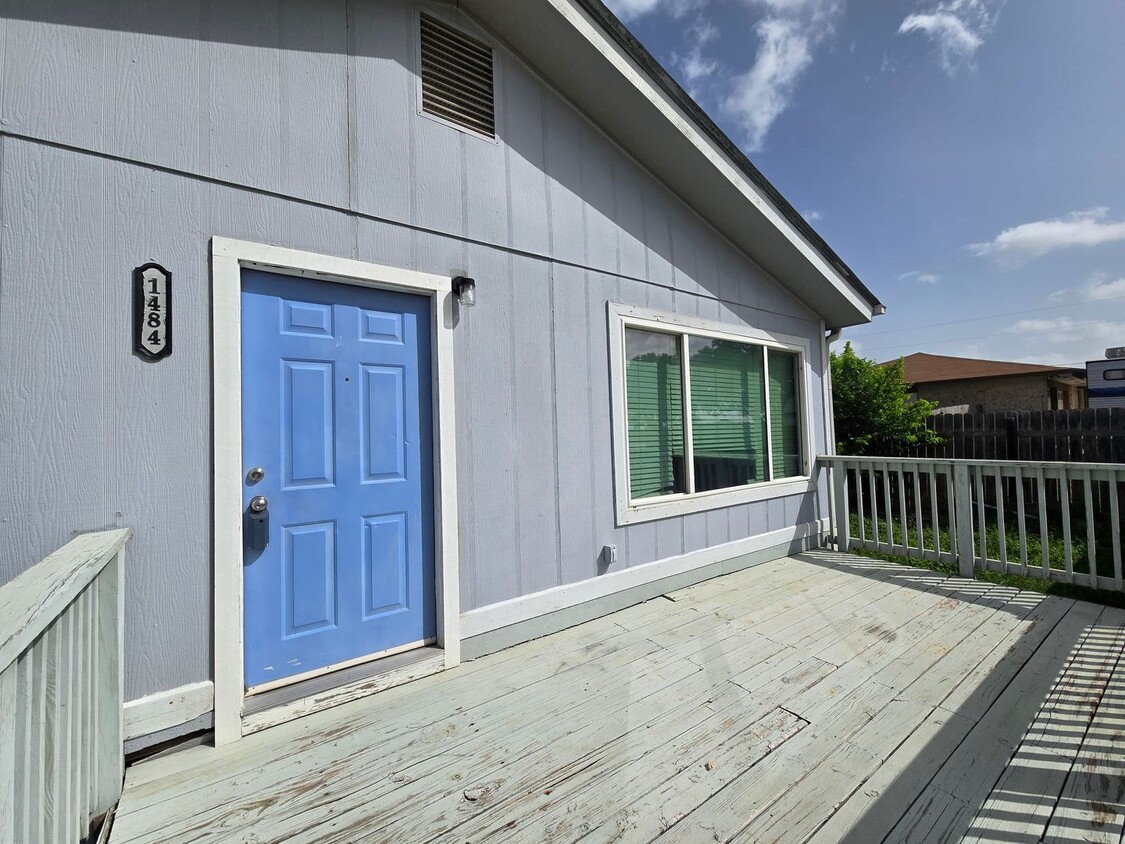 1/1 Duplex / Fridge, Washer & Dryer Included / Large Front Deck / Small Fenced in Side Yard/ NBISD - 1/1 Duplex / Fridge, Washer & Dryer Included  / Large Front Deck / Small Fenced in Side Yard/ NBISD