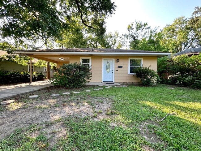 Building Photo - Charming Three Bedroom Home in a Highly De...