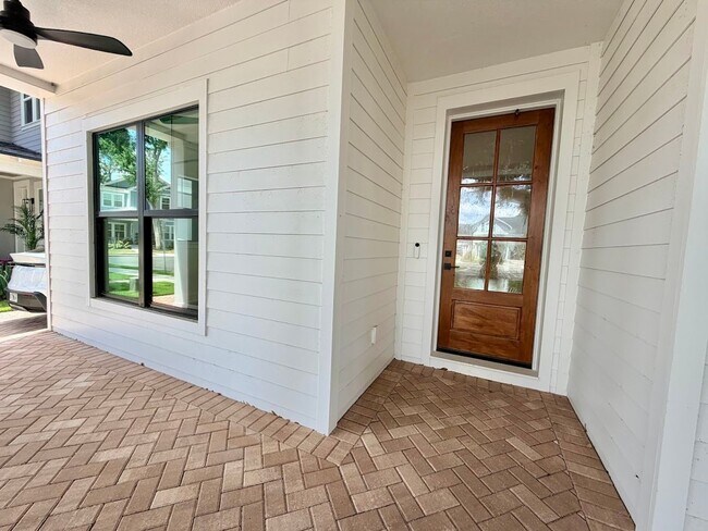 Building Photo - Brand New Custom 5/3.5 Home Steps from Downtown Winter Garden!