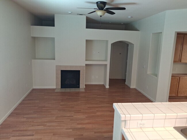 Foto del edificio - 3 Bedroom 2 Bath in a Gated Community - Available now