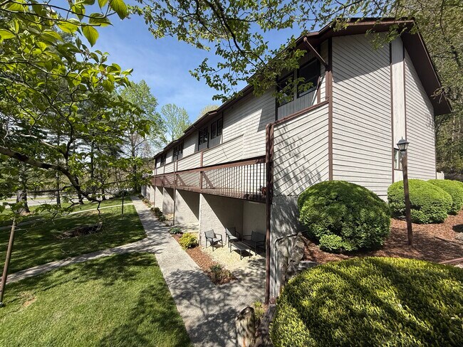 Foto del edificio - Laurelwood Apartments