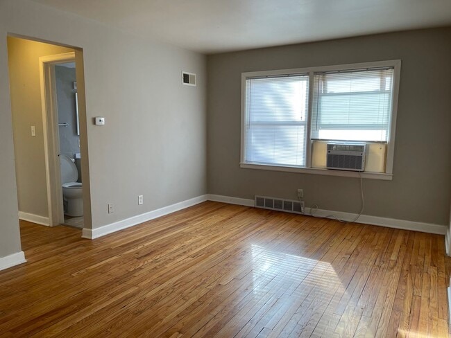 Building Photo - Dundee Village Rentals (820 N 46th St)