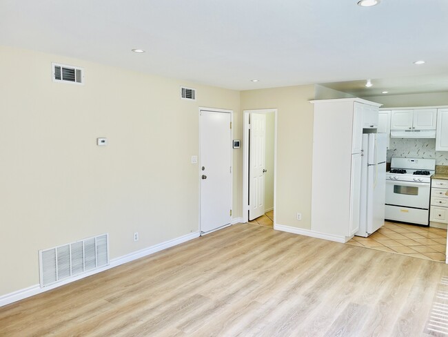 Building Photo - 2104 Raymond Ave