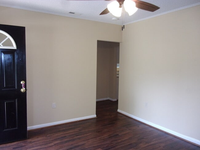 Building Photo - Recently Updated 2 Bedroom 1 Bath Home