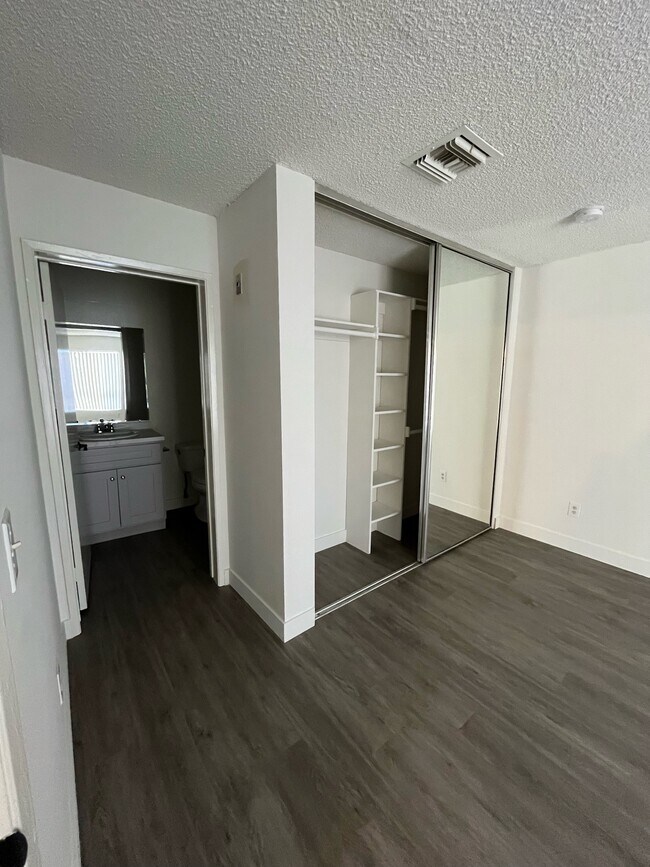 Foto del edificio - 1632 N Formosa Ave