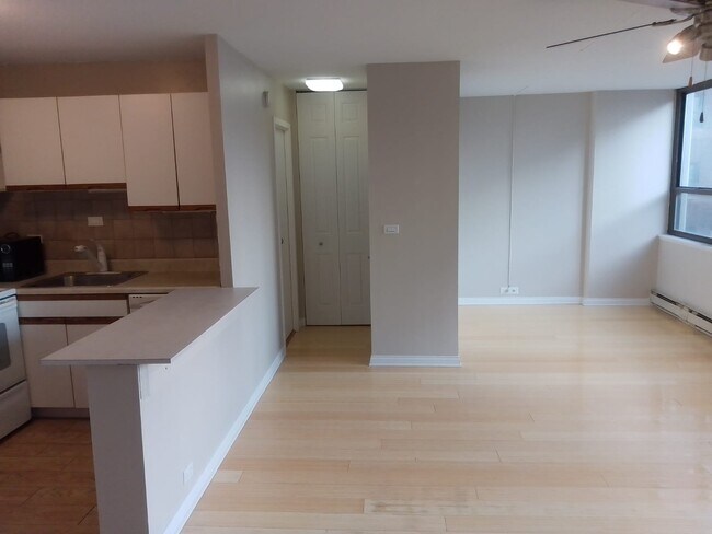 Foto del edificio - 2740 N Pine Grove Ave