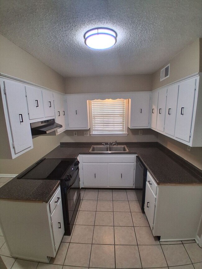 Foto del edificio - 4 Success Realty now offering this beautiful 3 bedrooms 2 bath.