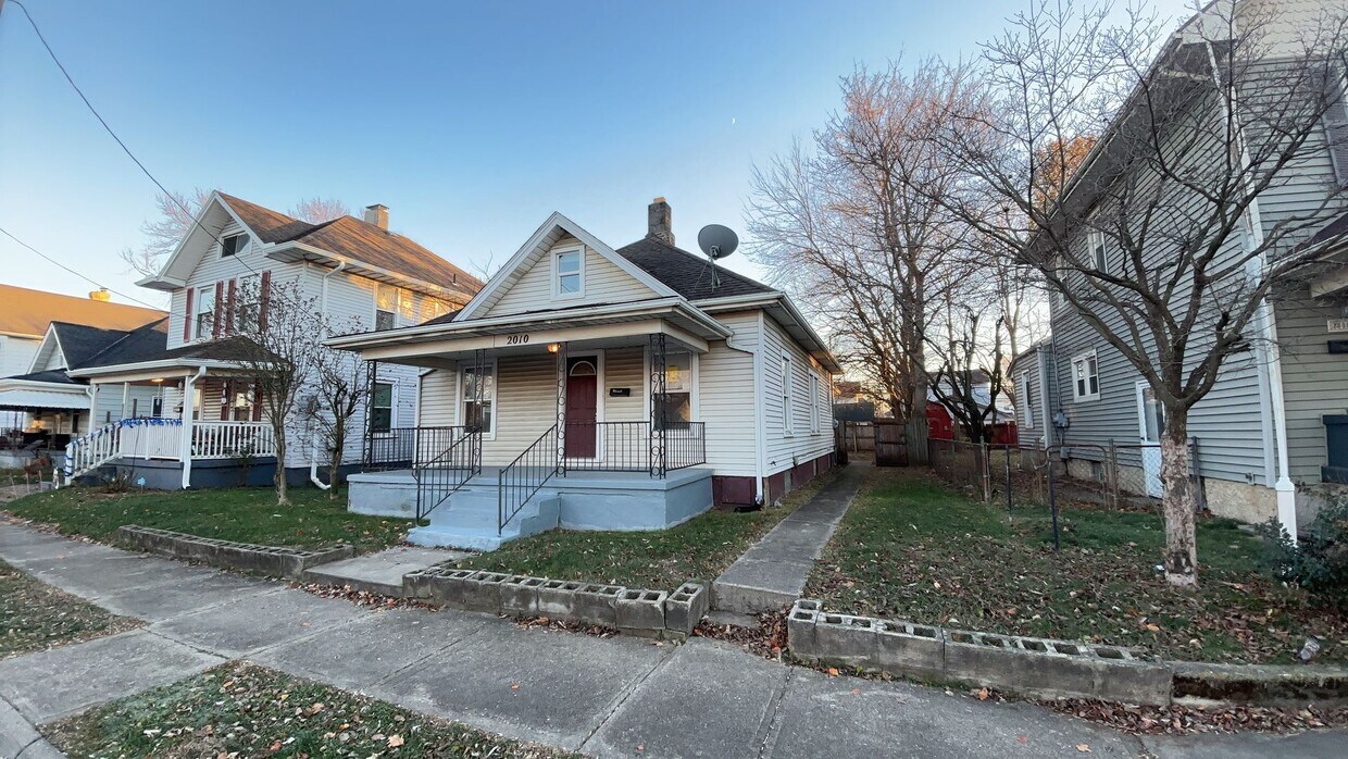 Primary Photo - 2010 Grand Ave