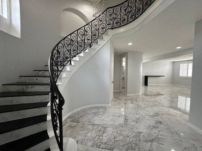 Foto del edificio - Exquisite Vina Del Mar home in Spanish Hills