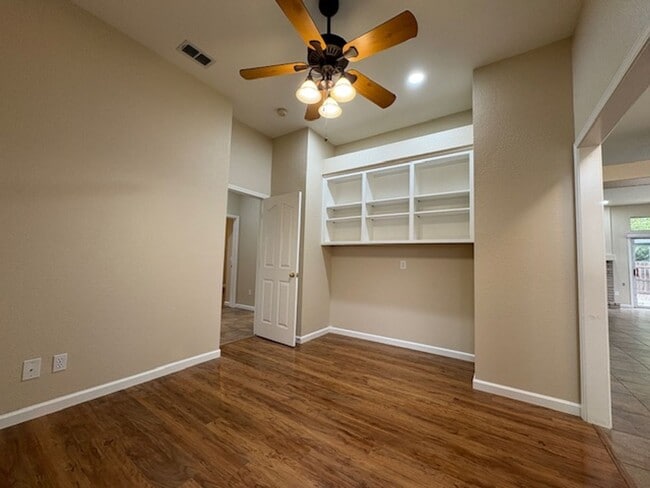 Foto del edificio - 3 bdrm + den in Woodcreek Oaks