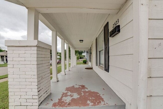 Building Photo - 2 Bedroom 2 Bath Home Near TU!