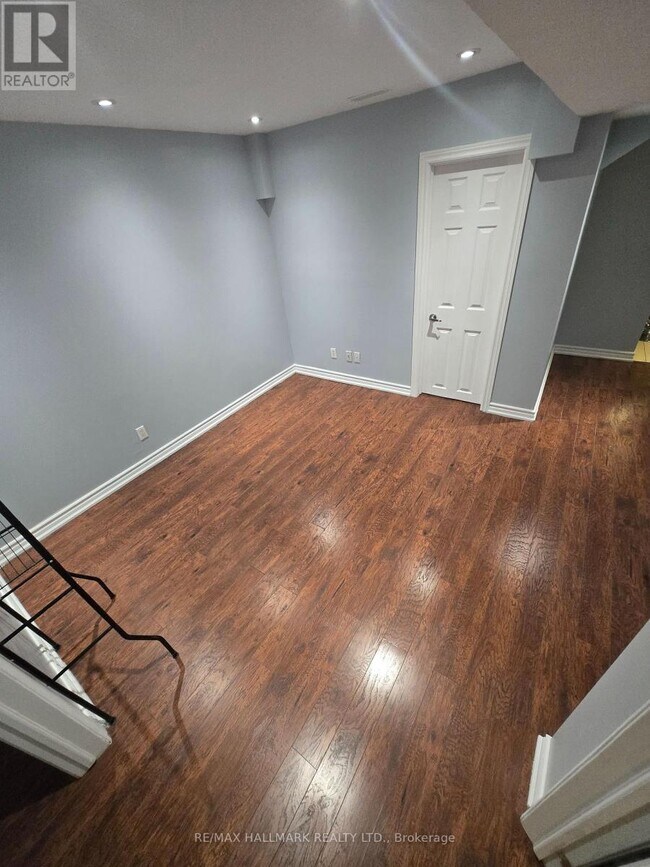 Building Photo - 35 Campwood Cres