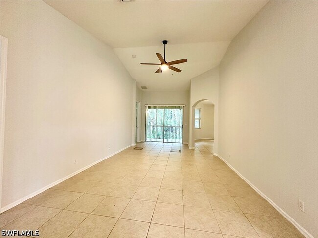 Building Photo - 1425 Mariposa Cir