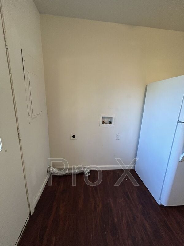 Foto del edificio - 1301 E 9th St