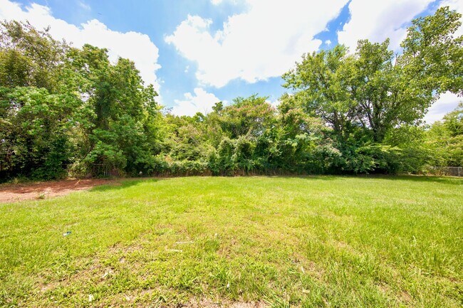 Building Photo - ** 3 bed 2 bath located off Wares Ferry Rd ** call (334) 366-9198 for a showing self tour