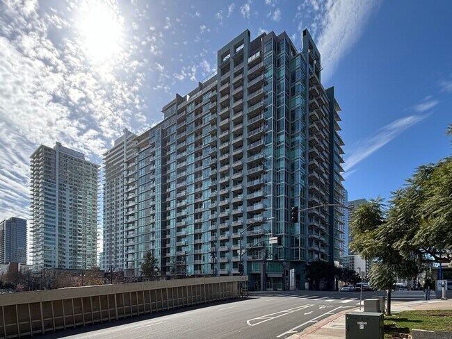 Foto del edificio - Gorgeous Studio W/ W/D, A/C, Balcony, Rooftop Deck, Gym, Jacuzzi with City views!!