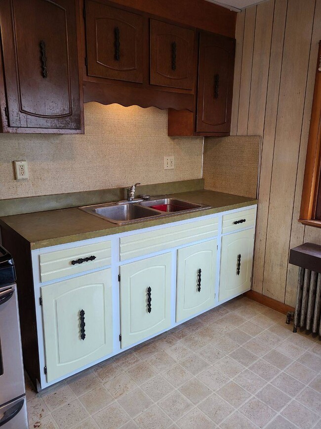 kitchen - 137 Mifflin St