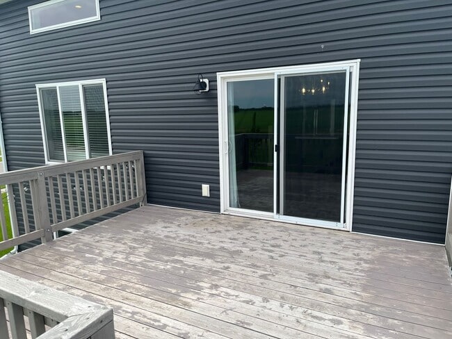 Building Photo - 3 Bedroom 3 Bath Tri Level Split attached ...
