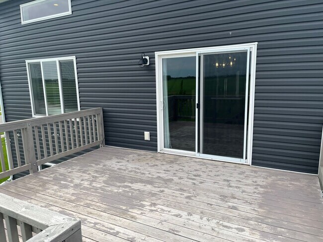 Foto del edificio - 3 Bedroom 3 Bath Tri Level Split attached ...