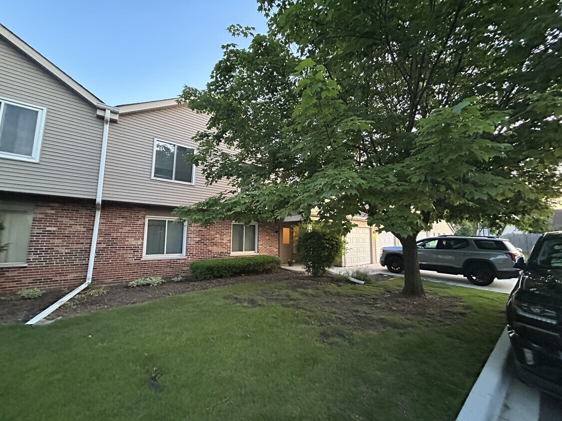 Primary Photo - 7030 Park Ln Ct