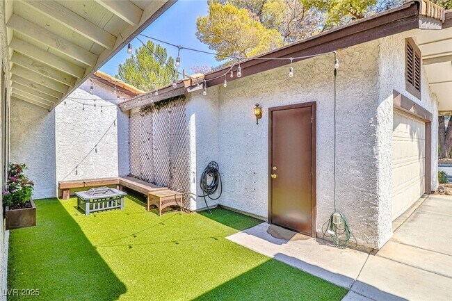 Building Photo - 4413 Live Oak Dr