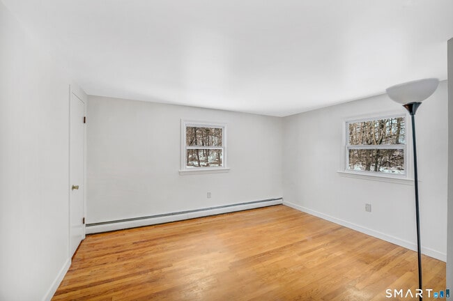 Foto del edificio - 56 N Main St