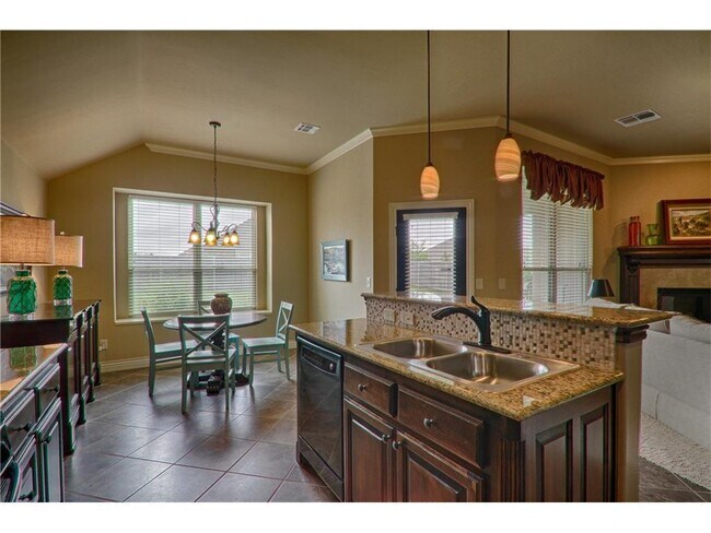 Building Photo - 4 Bedroom home in Deer Creek-Washer/Dryer/...