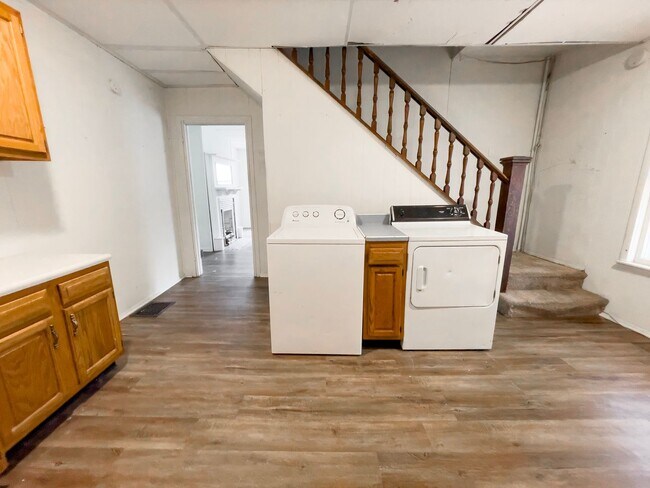 Foto del edificio - 824 W University Ave