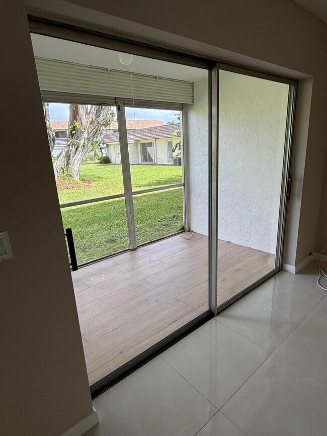 Foto del edificio - 9911 Sandalfoot Blvd