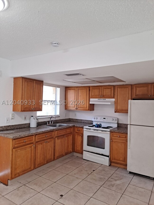Building Photo - 2560 NW 52nd Ave