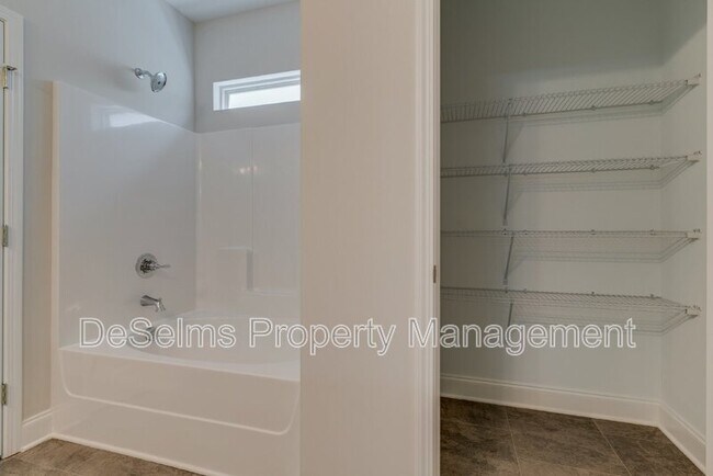 Foto del edificio - 139 Crabourne Dr