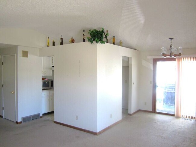 Foto del edificio - 3 Bedroom, 2 Bath Bi-Level Home with 2 car...