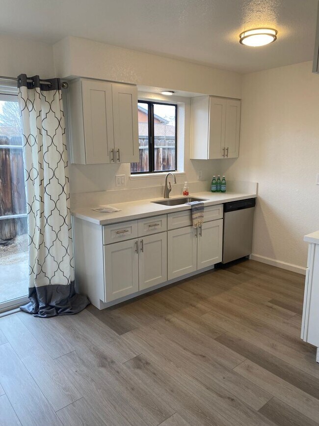 Foto del edificio - 433 Timothy Way -  Cozy Charm Alert: Your ...
