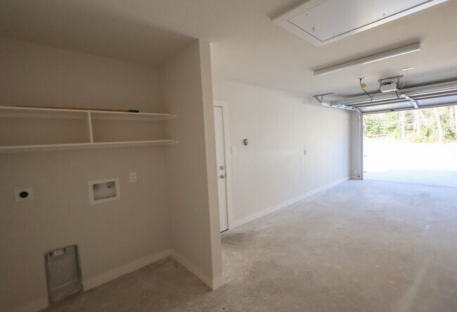 Foto del edificio - 8445 Garrett Dr