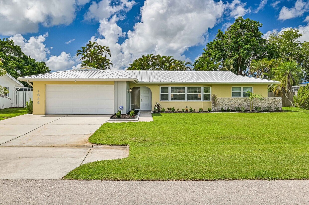 Primary Photo - * 3 BED/2 BATH ~ Furnished Fort Myers Pool...